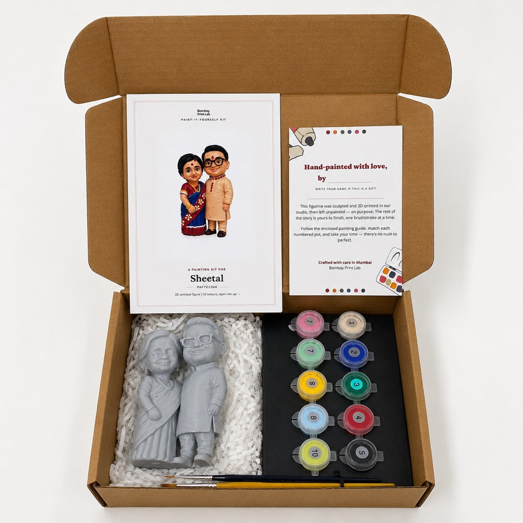 Inside the kit: white figurine, numbered pots, brushes and the guide